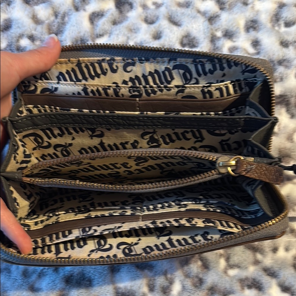 Juicy Couture Blue and Brown Key Card Holder with Elegant Emblem - Picture 9 of 15